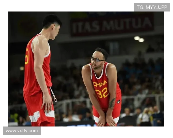 中国男篮与意大利队激烈冲突引发热议赛场风波再掀波澜 中国男篮与意大利队激烈冲突引发热议赛场风波再掀波澜